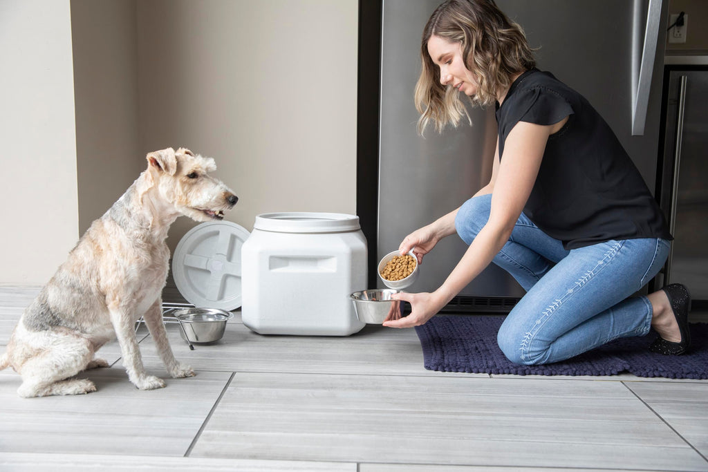 Airtight Pet Food Storage Container with Scoop X315